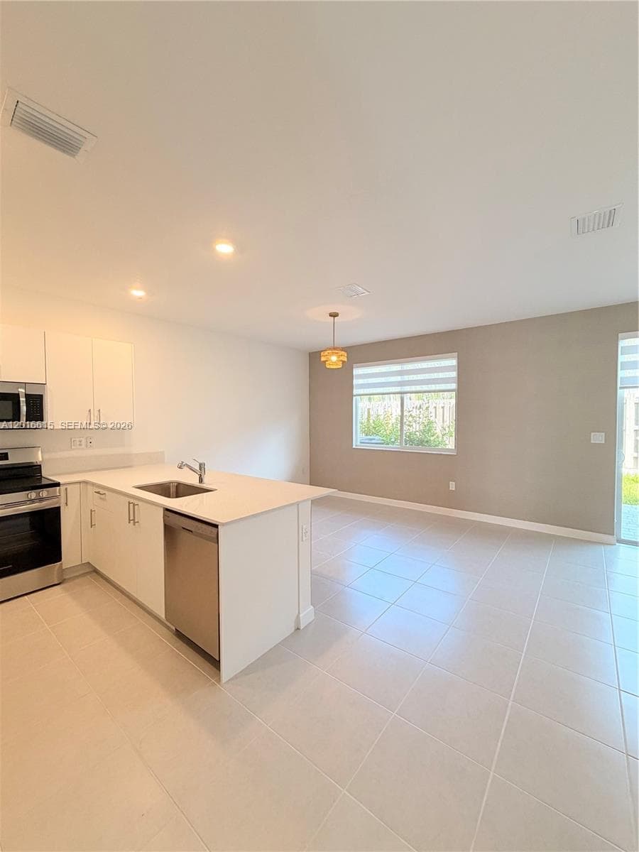 663 SE 13th St Cir, Homestead, FL 33034 photo 2