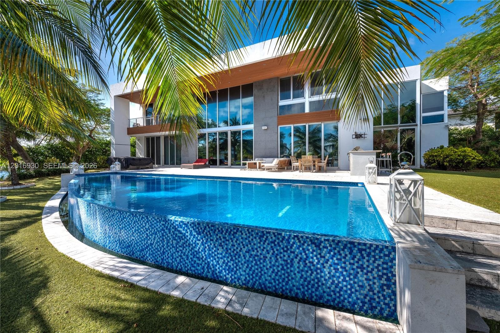 400 Tamarind Dr, Hallandale Beach, FL 33009