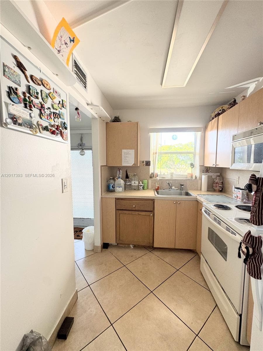 8130 Sunrise Lakes Blvd # 202, Sunrise, FL 33322 photo 2