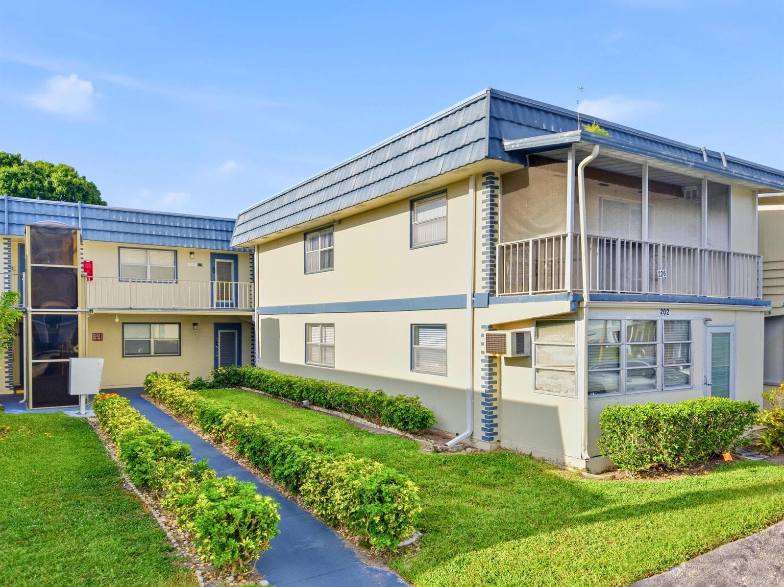 202 Brittany E, Delray Beach, FL 33446 photo 2
