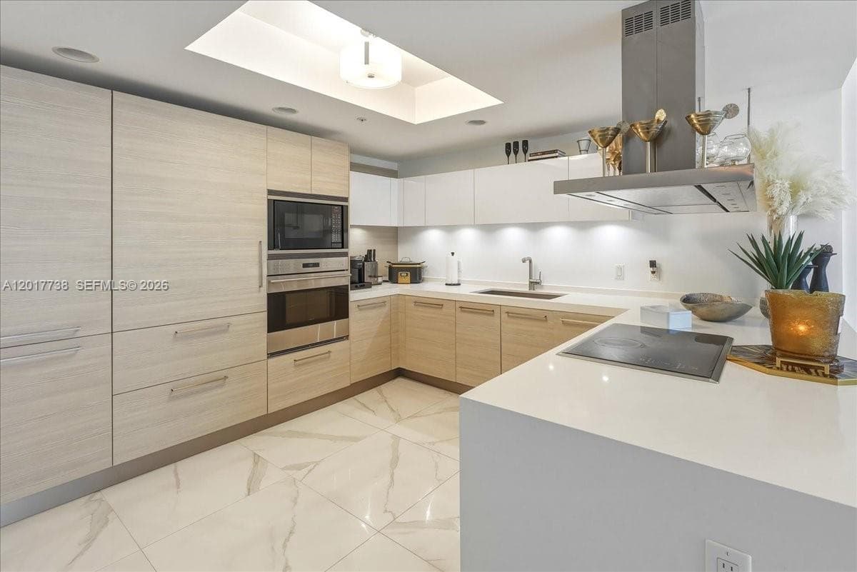 17301 Biscayne Blvd # 605, North Miami Beach, FL 33160 photo 3