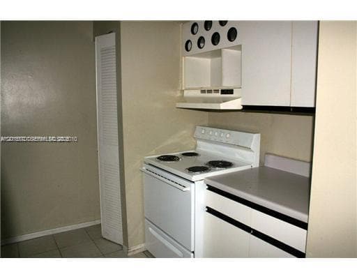 365 SW 86th Ave # 203, Pembroke Pines, FL 33025 photo 2