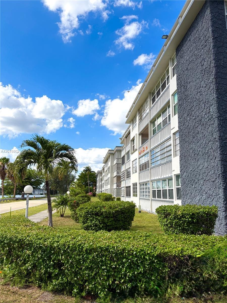 18601 NE 14th ave # 301, Miami, FL 33179
