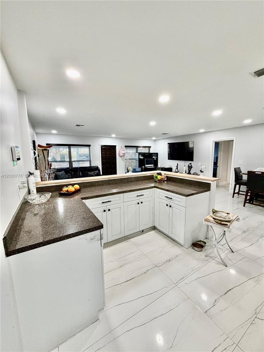 518 NW 47th Ct, Oakland Park, FL 33309 photo 2