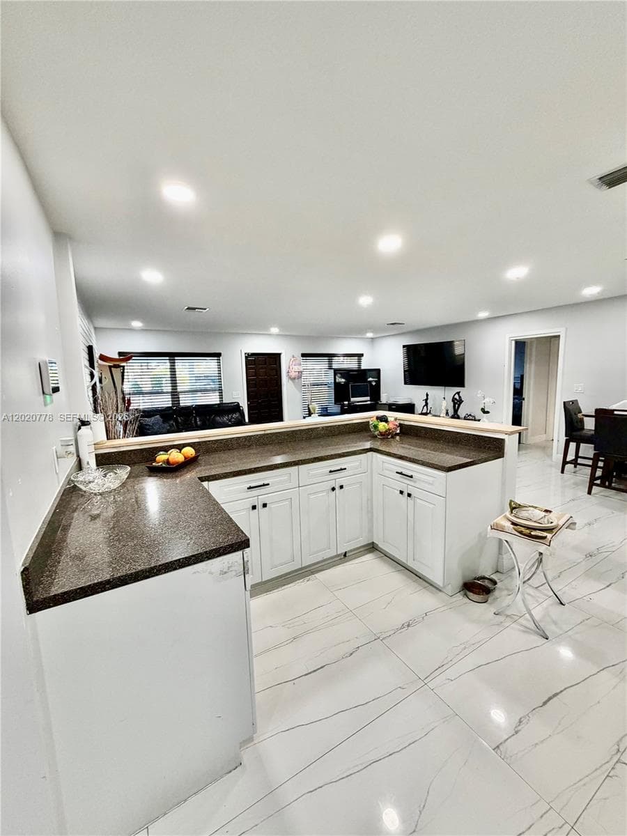 518 NW 47th Ct, Oakland Park, FL 33309 photo 3