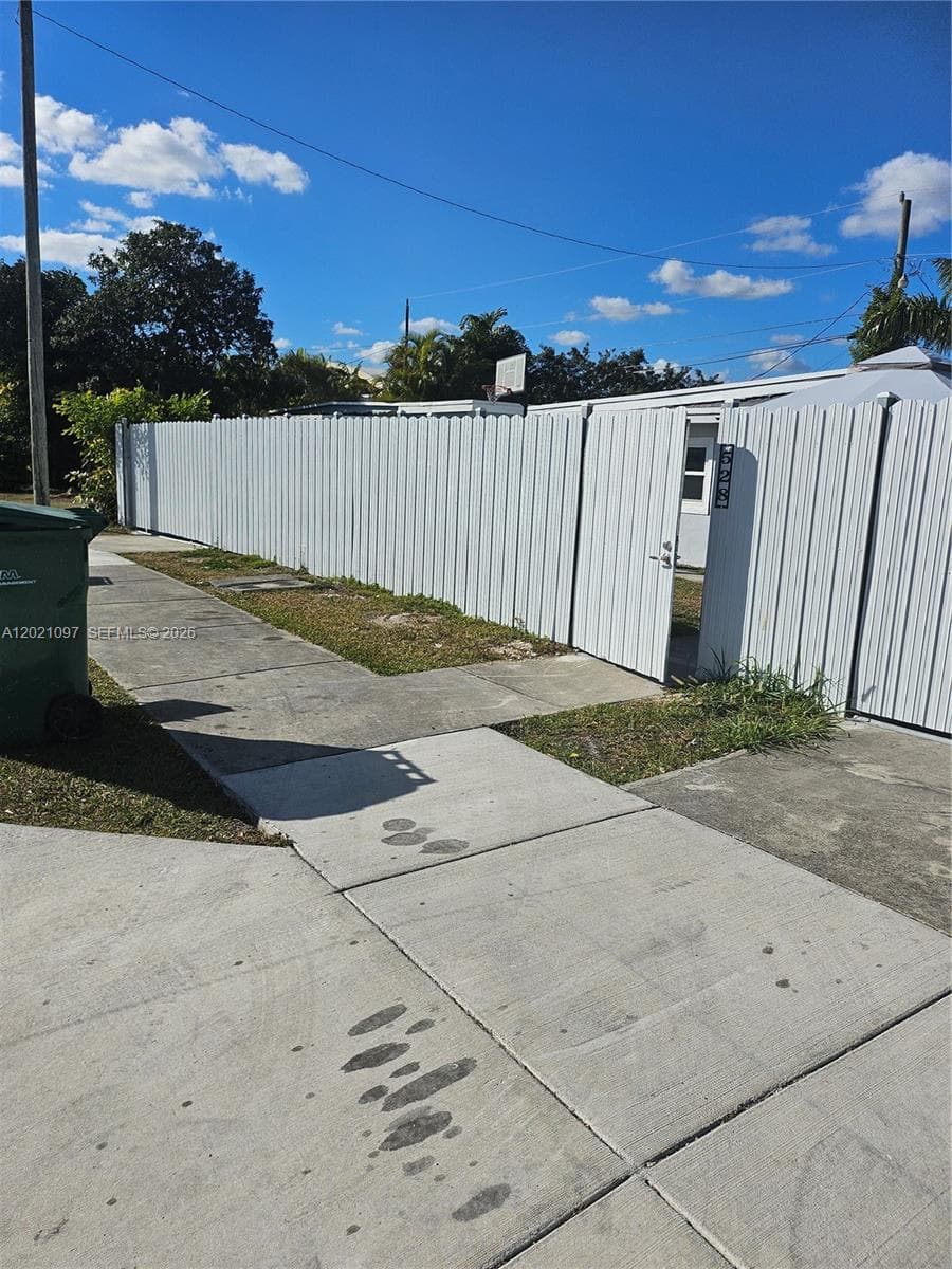 528 NW 10th St, Florida City, FL 33034 photo 5