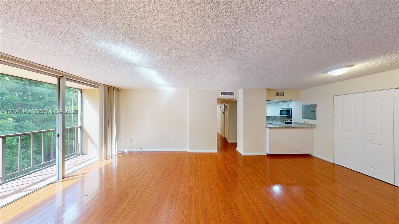 8860 Fontainebleau Blvd # 405, Miami, FL 33172 photo 2
