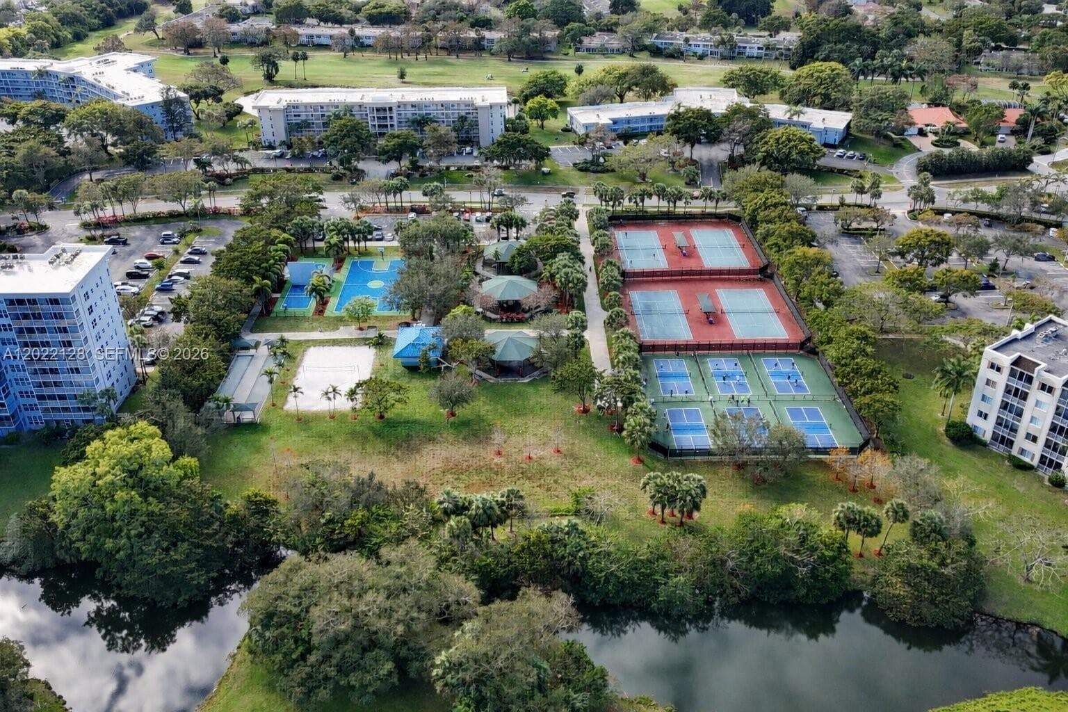 605 Oaks Dr # 502, Pompano Beach, FL 33069 photo 5