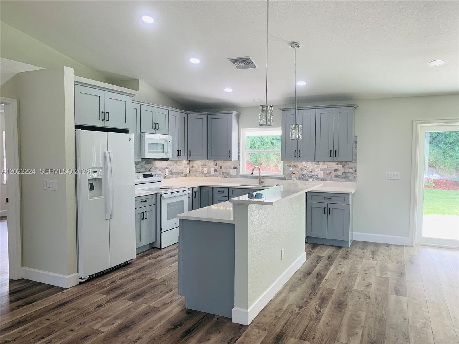 120 CLINTON AVENUE, Lake Placid, FL 33852 photo 4