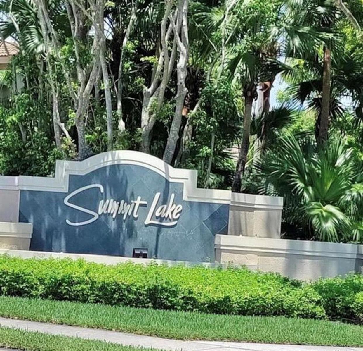 816 Summit Lake Drive, West Palm Beach, FL 33406 photo 2