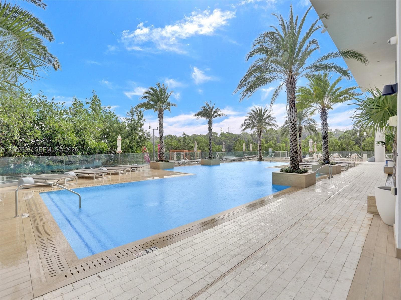 16385 N Biscayne Blvd # 403, North Miami Beach, FL 33160 photo 2