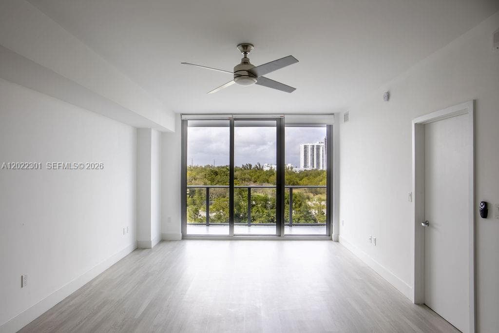 16385 N Biscayne Blvd # 403, North Miami Beach, FL 33160 photo 3