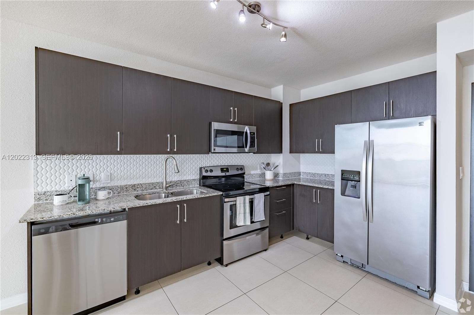 2001 Ludlam # 414, West Miami, FL 33147 photo 4