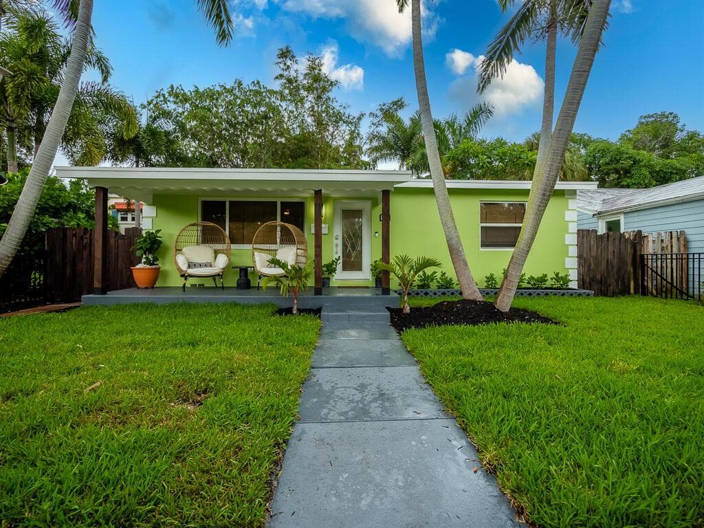 418 N Palmway, FL 33460 photo 2