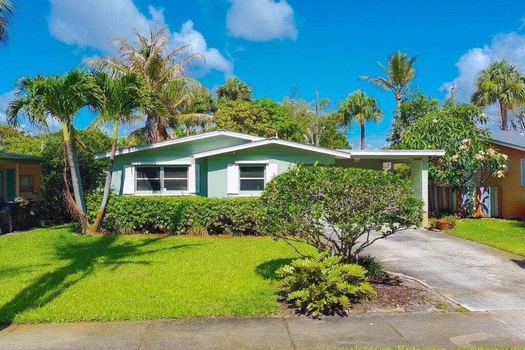 262 SE Monterey Avenue, Stuart, FL 34996 photo 2