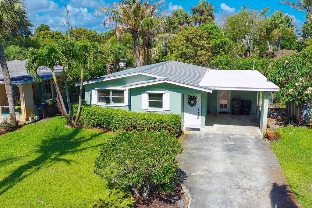 262 SE Monterey Avenue, Stuart, FL 34996 photo 3