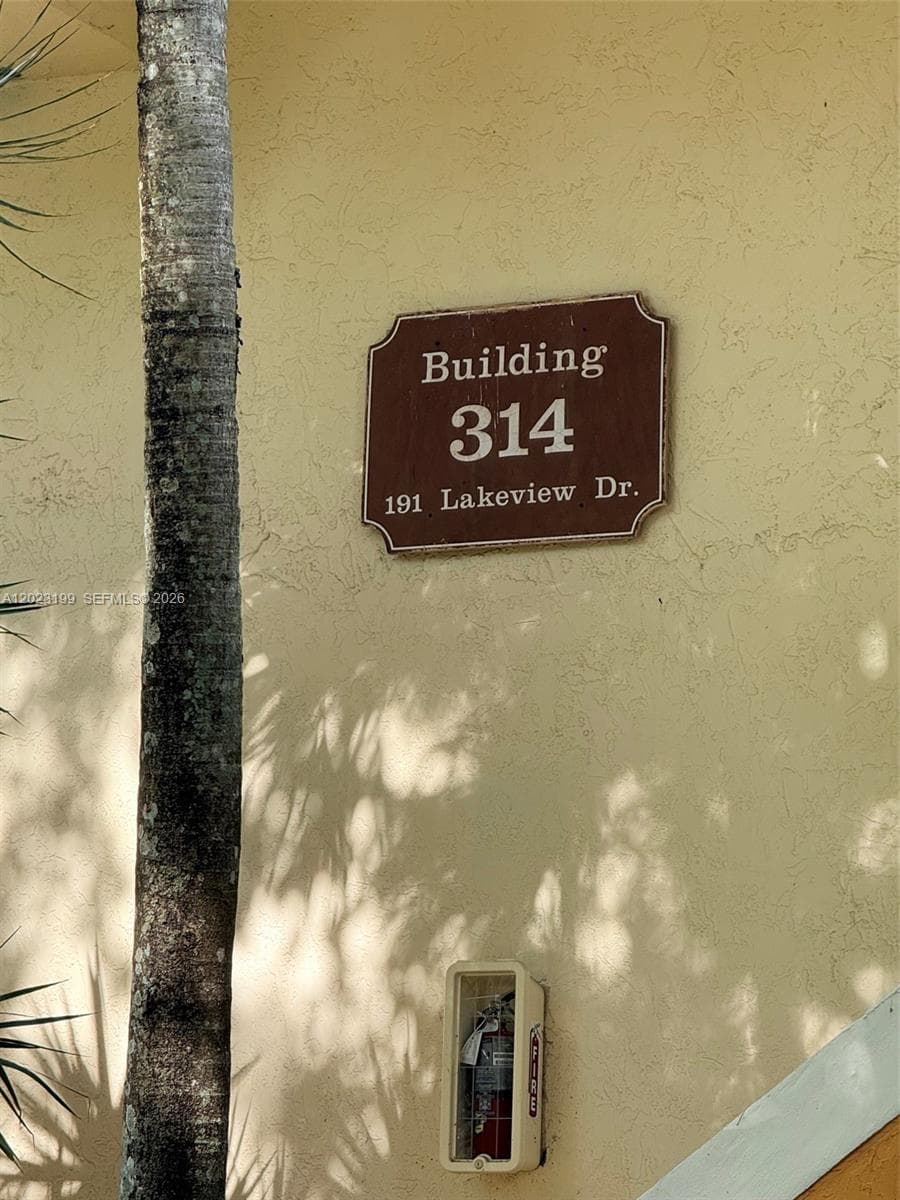191 Lakeview Dr # 103, Weston, FL 33326 photo 2