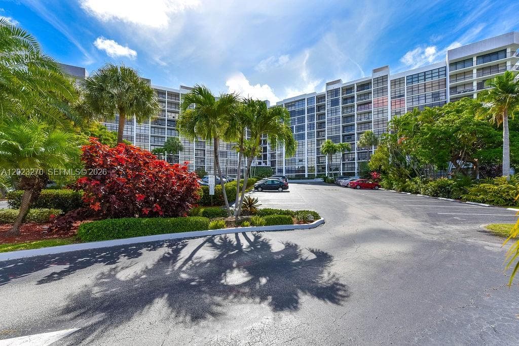 600 Parkview Dr # 829, Hallandale Beach, FL 33009 photo 3