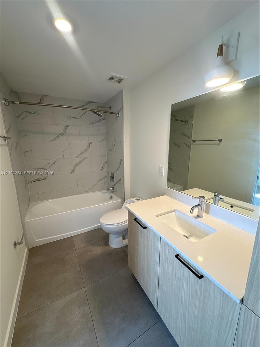 16395 Biscayne Blvd # 1310, North Miami Beach, FL 33160 photo 2