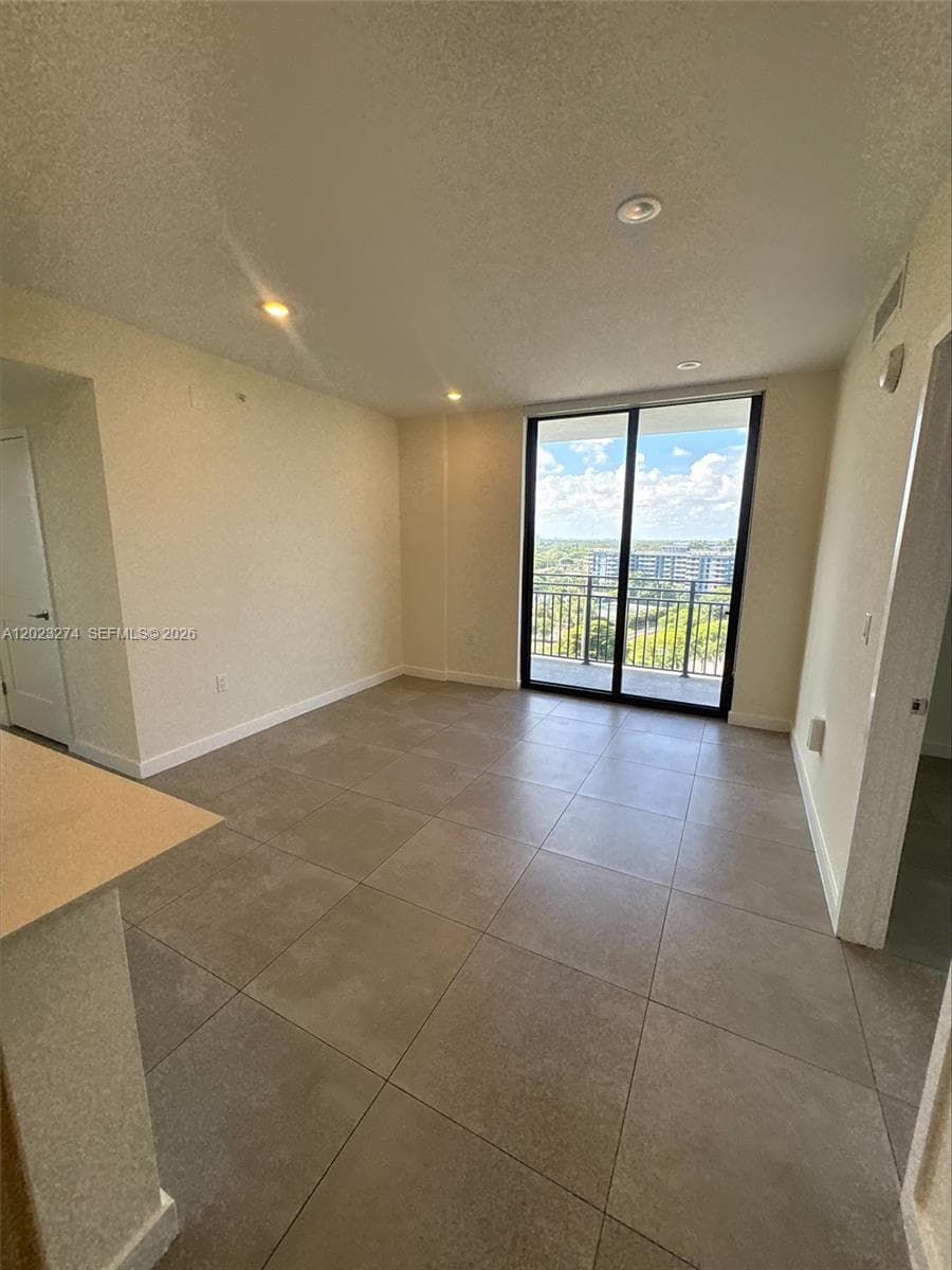 16395 Biscayne Blvd # 1310, North Miami Beach, FL 33160 photo 4