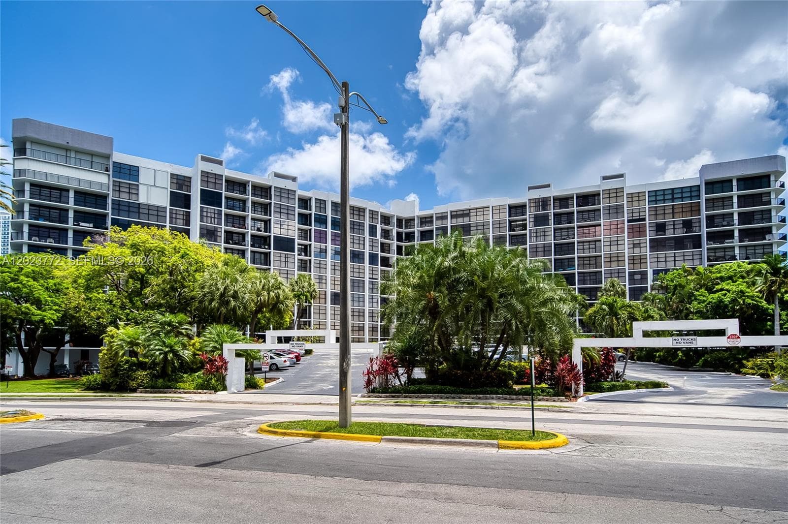 600 SW Parkview Dr # 505, Hallandale Beach, FL 33009 photo 2