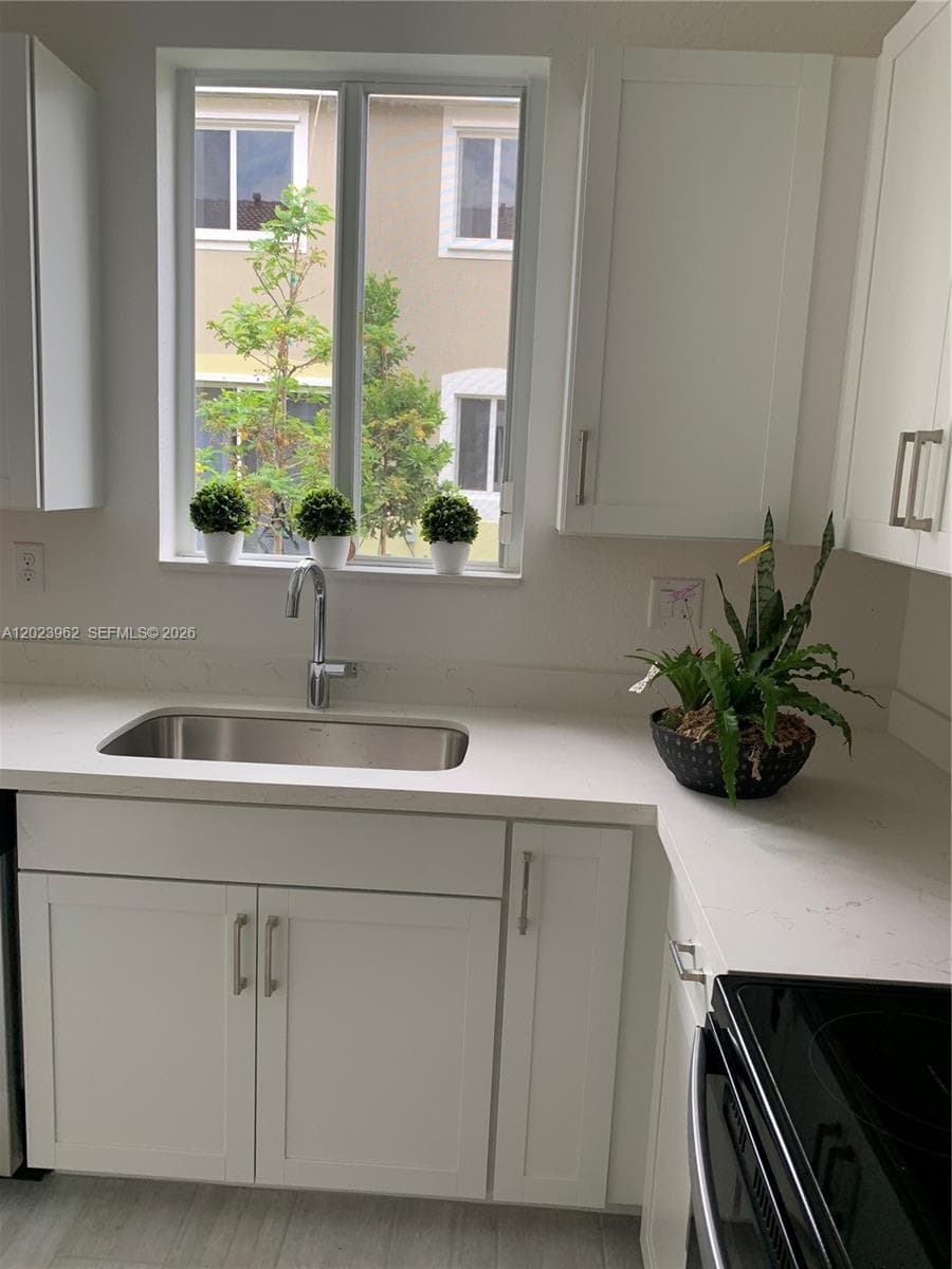 1068 SE 24th Ave, Homestead, FL 33035 photo 2