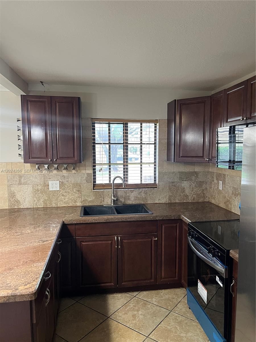 1126 NE 209th Ter, Miami, FL 33179 photo 3
