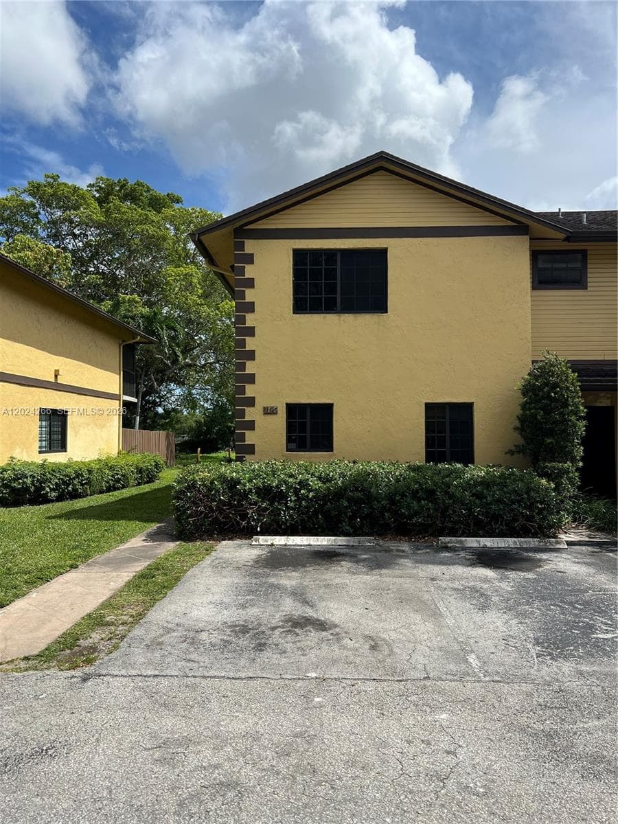 1126 NE 209th Ter, Miami, FL 33179 photo 5