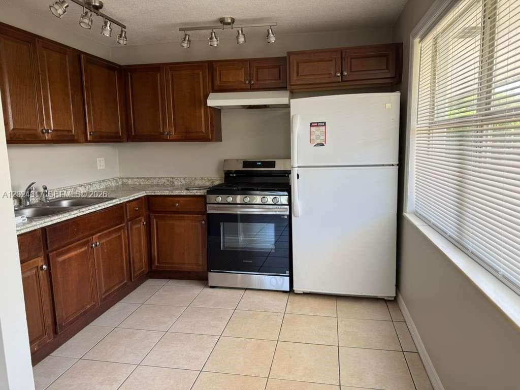 588 Holly Dr # B, Palm Beach Gardens, FL 33410 photo 2