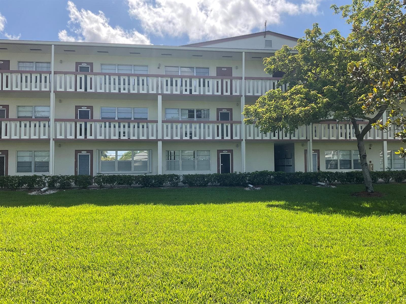 189 E Preston Way, Boca Raton, FL 33434 photo 2