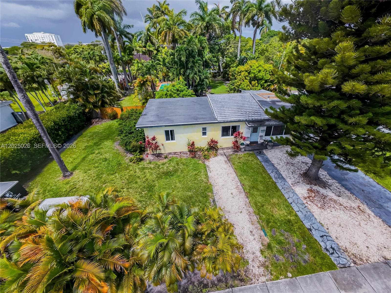 548 East Dr, Miami Springs, FL 33166 photo 2