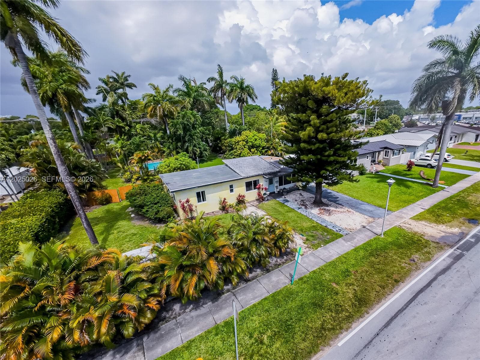 548 East Dr, Miami Springs, FL 33166 photo 3