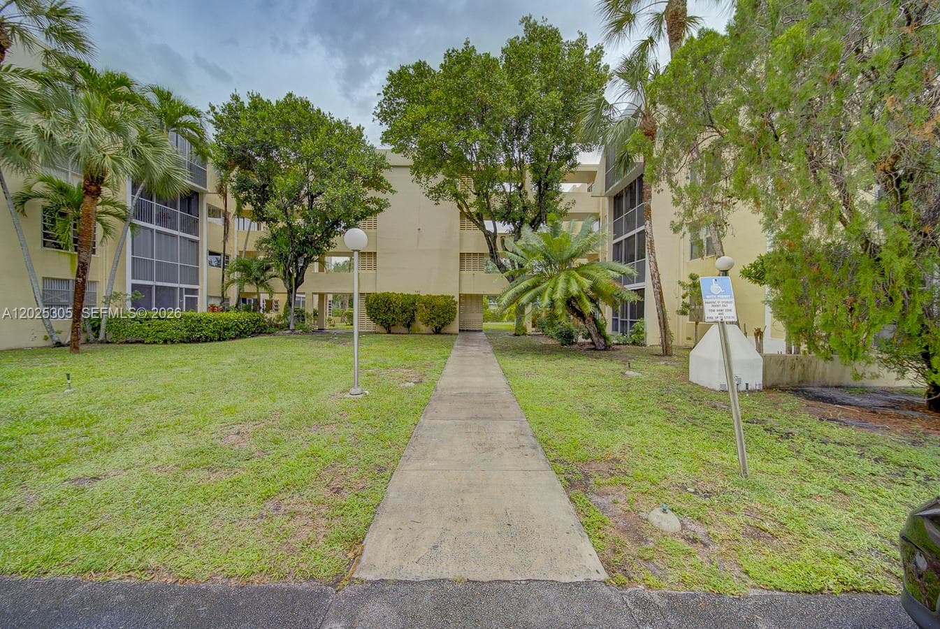 942 NE 199th St # 102, Miami, FL 33179 photo 2