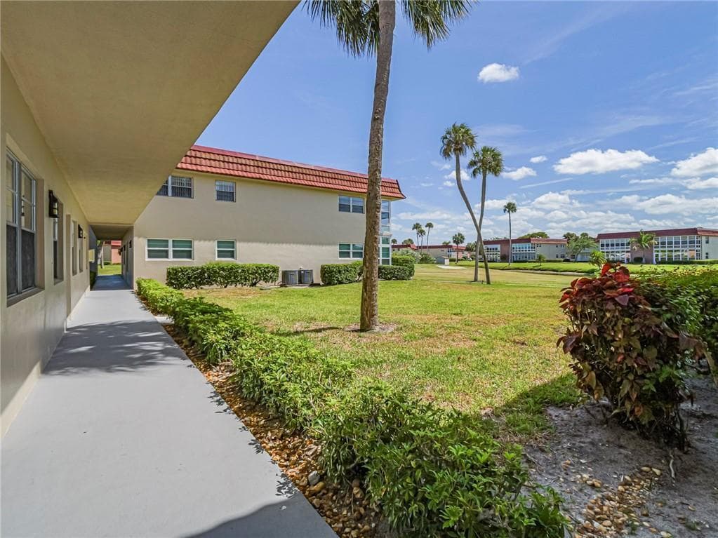 76 Royal Oak Drive # 104, Vero Beach, FL 32962 photo 4