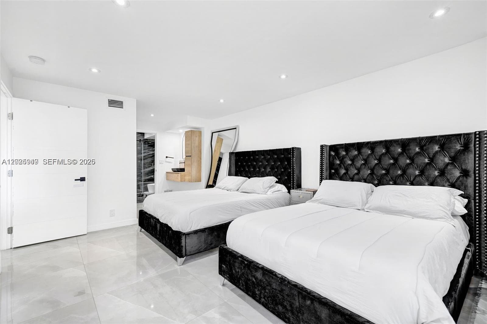 100 Bayview Dr # 503, Sunny Isles Beach, FL 33160 photo 2