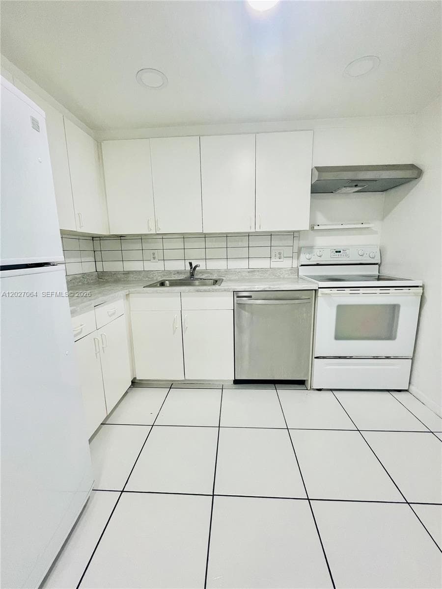 13499 Biscayne Blvd # 1613, North Miami, FL 33181 photo 2