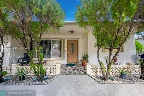 1109 NE 4th Ct, Hallandale Beach, FL 33009 photo 2