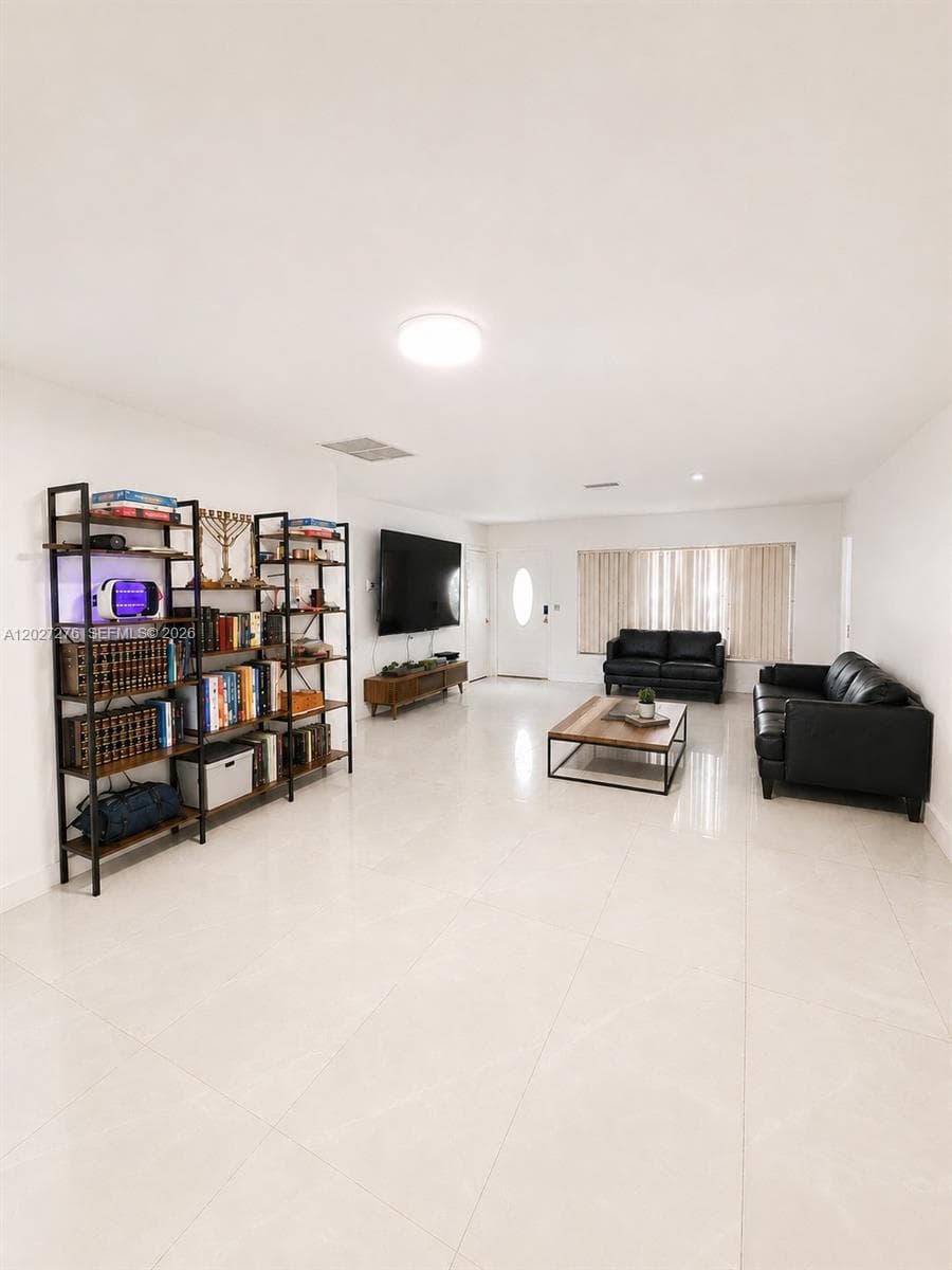 1109 NE 4th Ct, Hallandale Beach, FL 33009 photo 3
