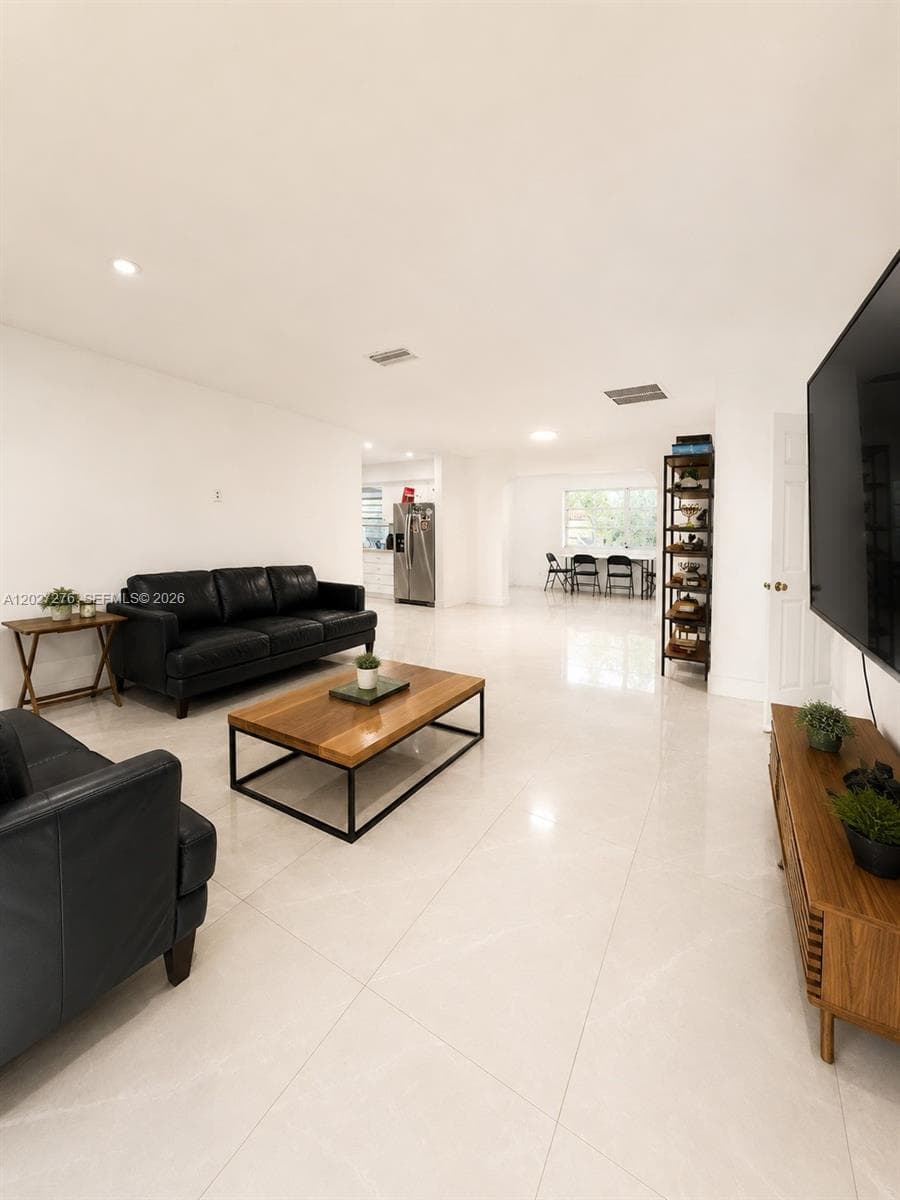 1109 NE 4th Ct, Hallandale Beach, FL 33009 photo 4