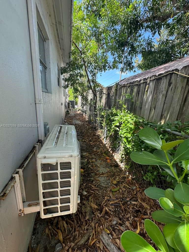 685 SW 7th Ter, Dania Beach, FL 33004 photo 2