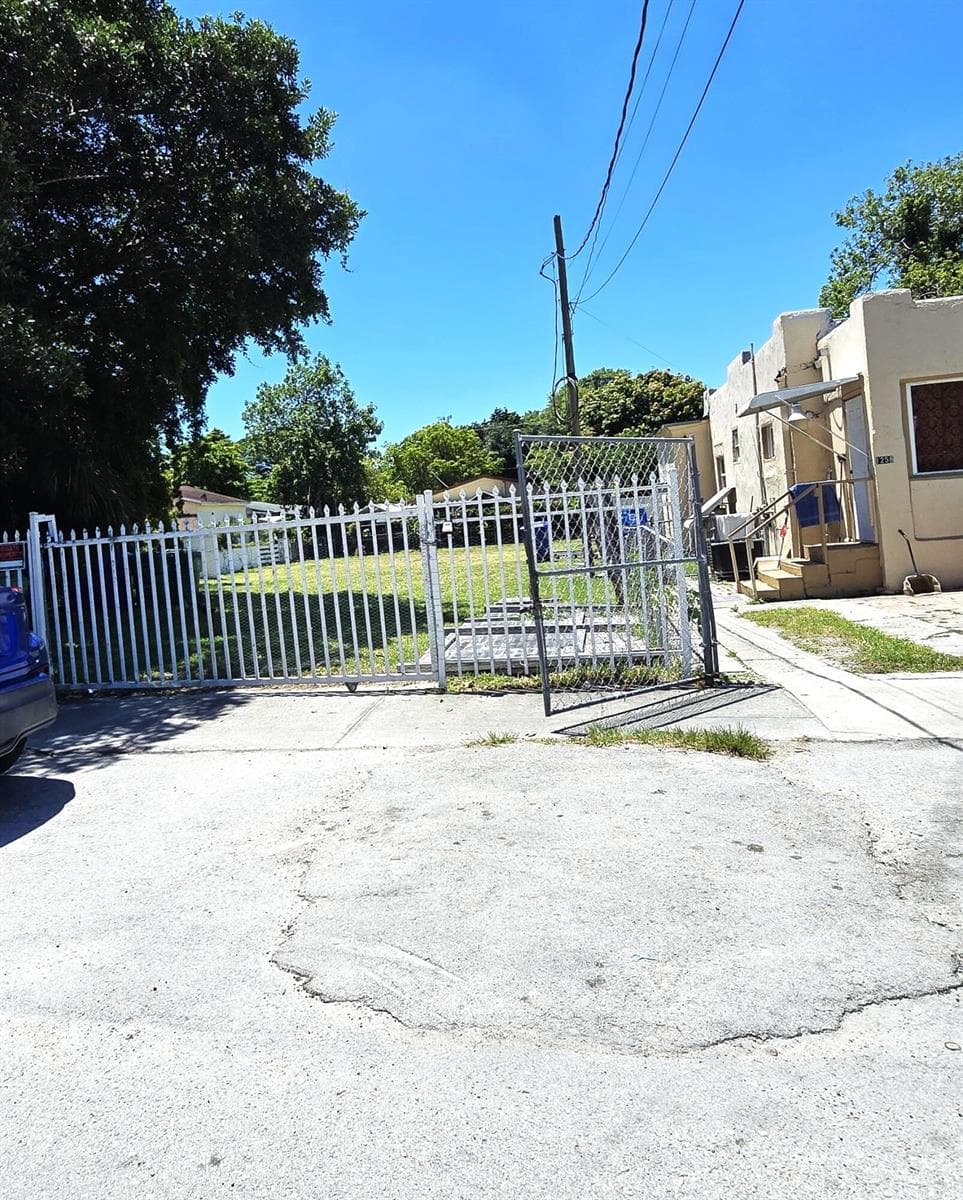 1252 NW 35th Street, Miami, FL 33142 photo 3