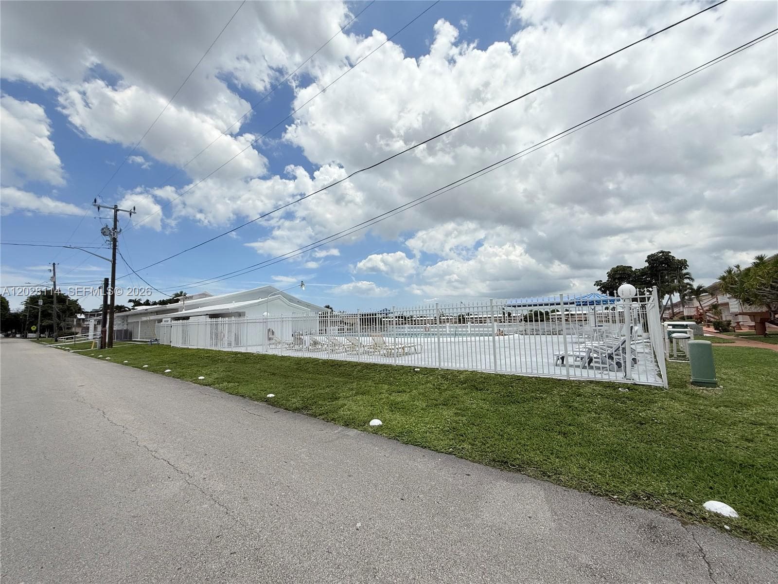 725 SW 11 Ave # F8, Hallandale Beach, FL 33009 photo 2