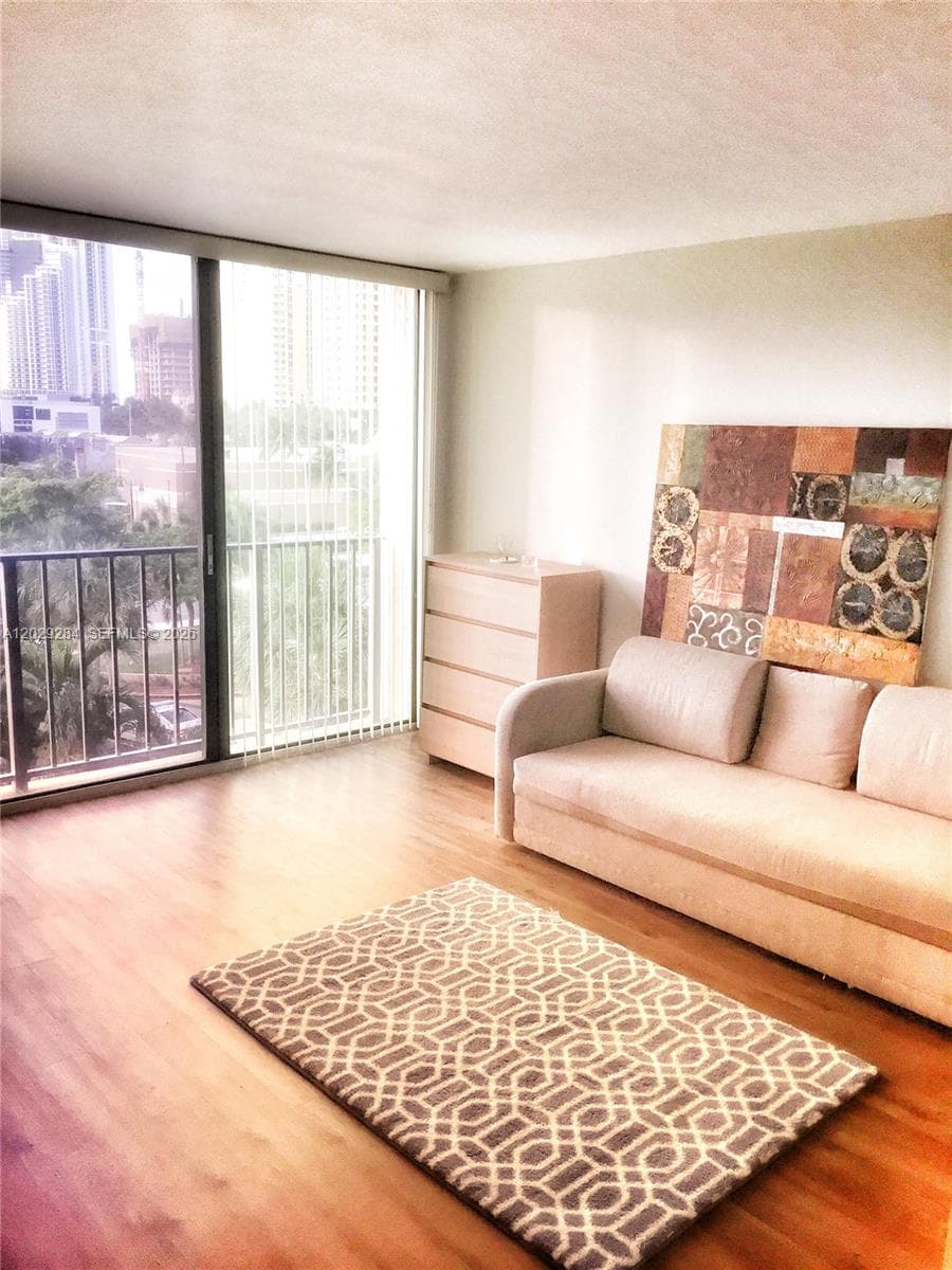 210 174th St # 515, Sunny Isles Beach, FL 33160 photo 4
