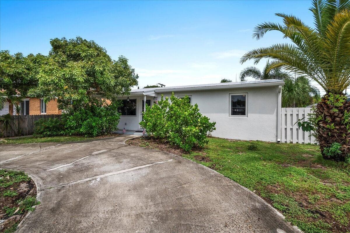 727 Bunker Road, West Palm Beach, FL 33405 photo 2