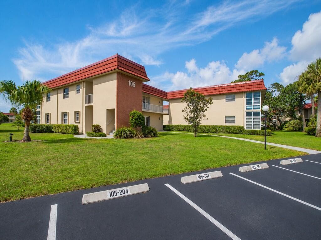 105 Spring Lake Court # 102, Vero Beach, FL 32962 photo 2