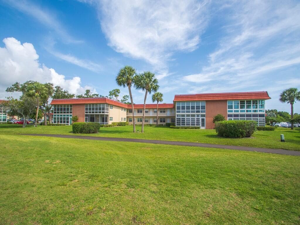 105 Spring Lake Court # 102, Vero Beach, FL 32962 photo 3