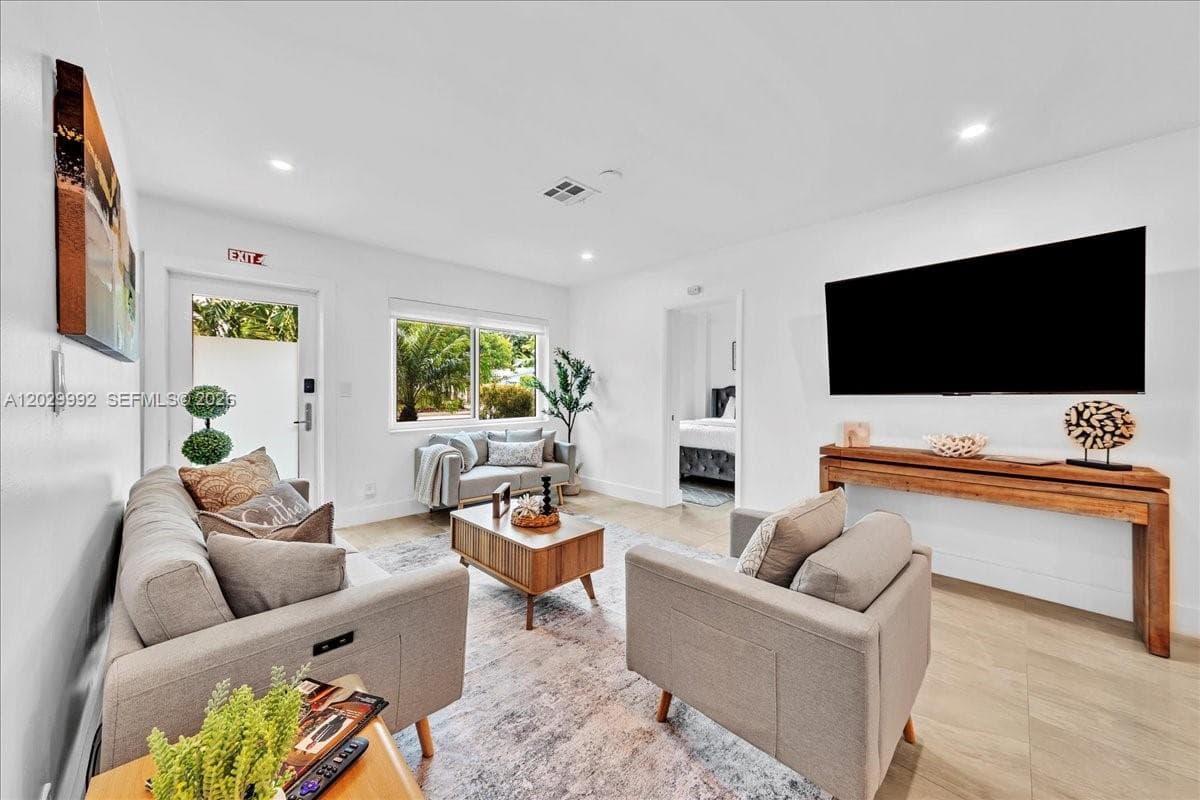 813 NE 17th St, Fort Lauderdale, FL 33305 photo 5