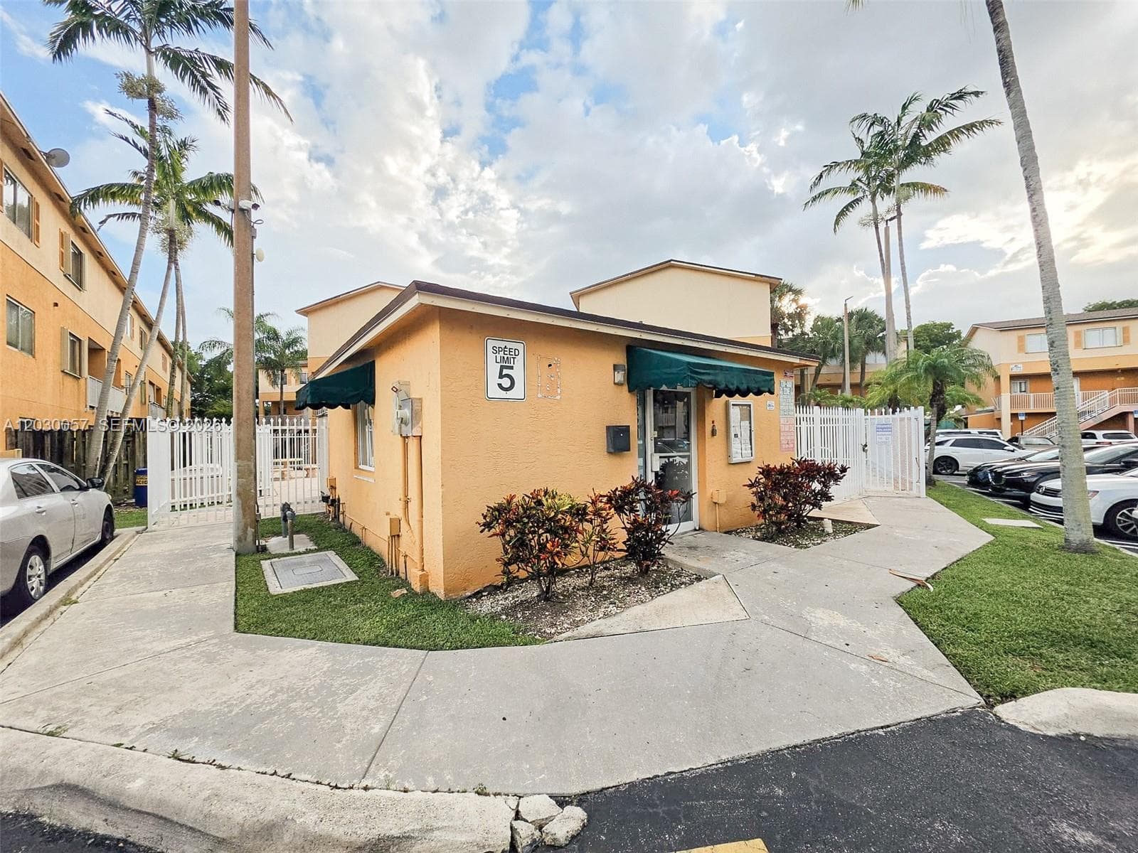 6235 Kendale Lakes Cir # 236, Miami, FL 33183 photo 2