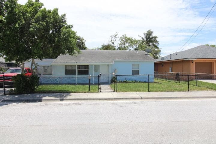 1417 W 32nd Street, Riviera Beach, FL 33404 photo 2