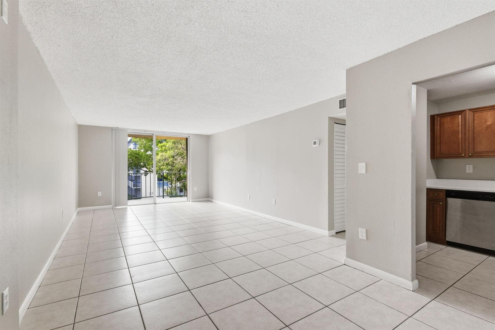 9360 Fontainebleau Boulevard # Apt 310, Miami, FL 33172 photo 5